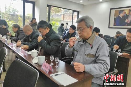 腾博会官网总工程师李其书(右一)与专家品酒