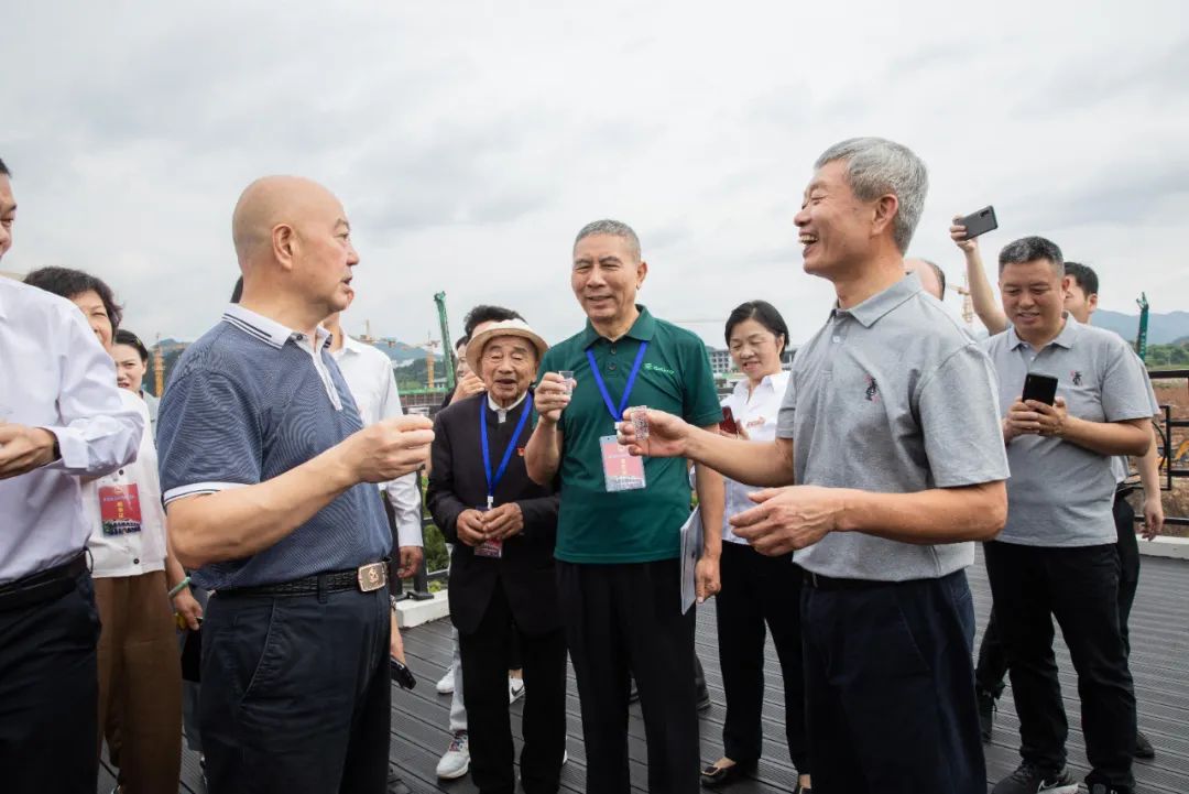 贵州省人大代表团视察调研贵州腾博会官网