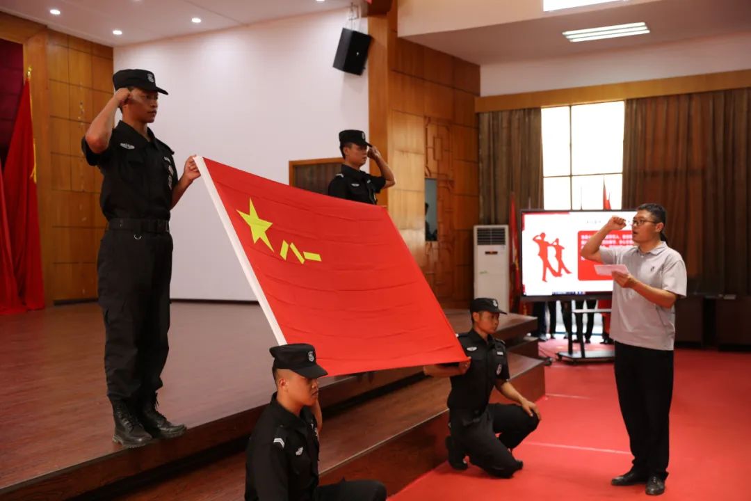 喜迎二十大 热血铸酒魂 奉献谱新篇 贵州腾博会官网隆重举行“遵义战士”新征程贵州腾博会官网志愿服务队授旗仪式